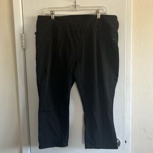 Slimming black jeans pull-on Capris. 16M